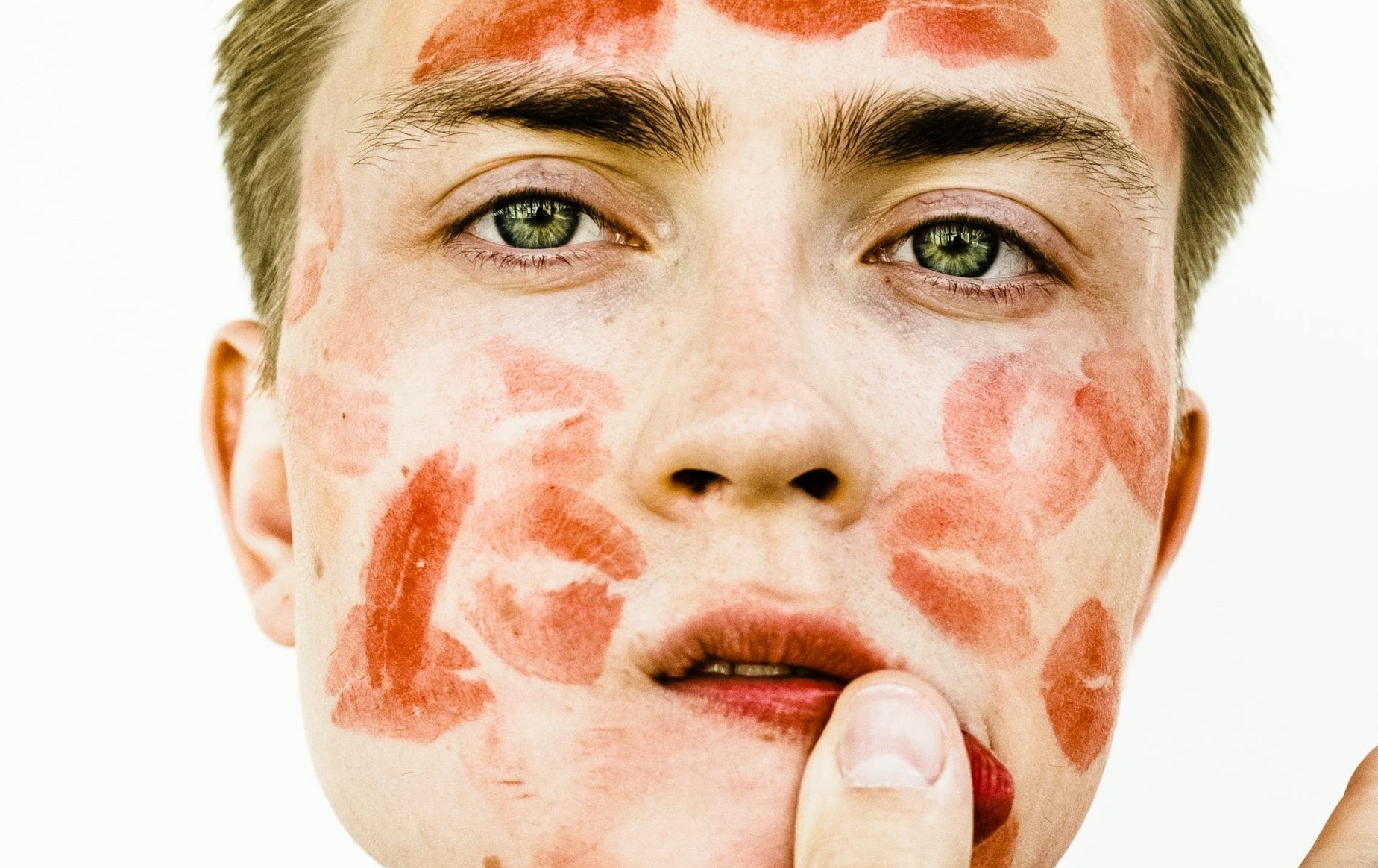 Comemore o Dia do Beijo sem deixar marca. 10 lip tints que deixam cor nos lábios e não transferem