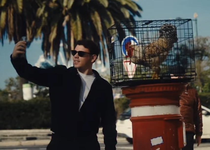 Pito do Bairro. 10 anos depois do pai, Olivier, Lucas da Costa traz o frango da Guia para Lisboa