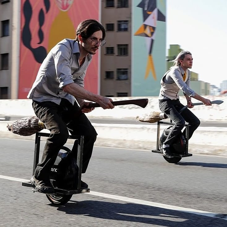 De Hogwarts para o mundo dos muggles, as vassouras voadoras vieram testar a força da gravidade