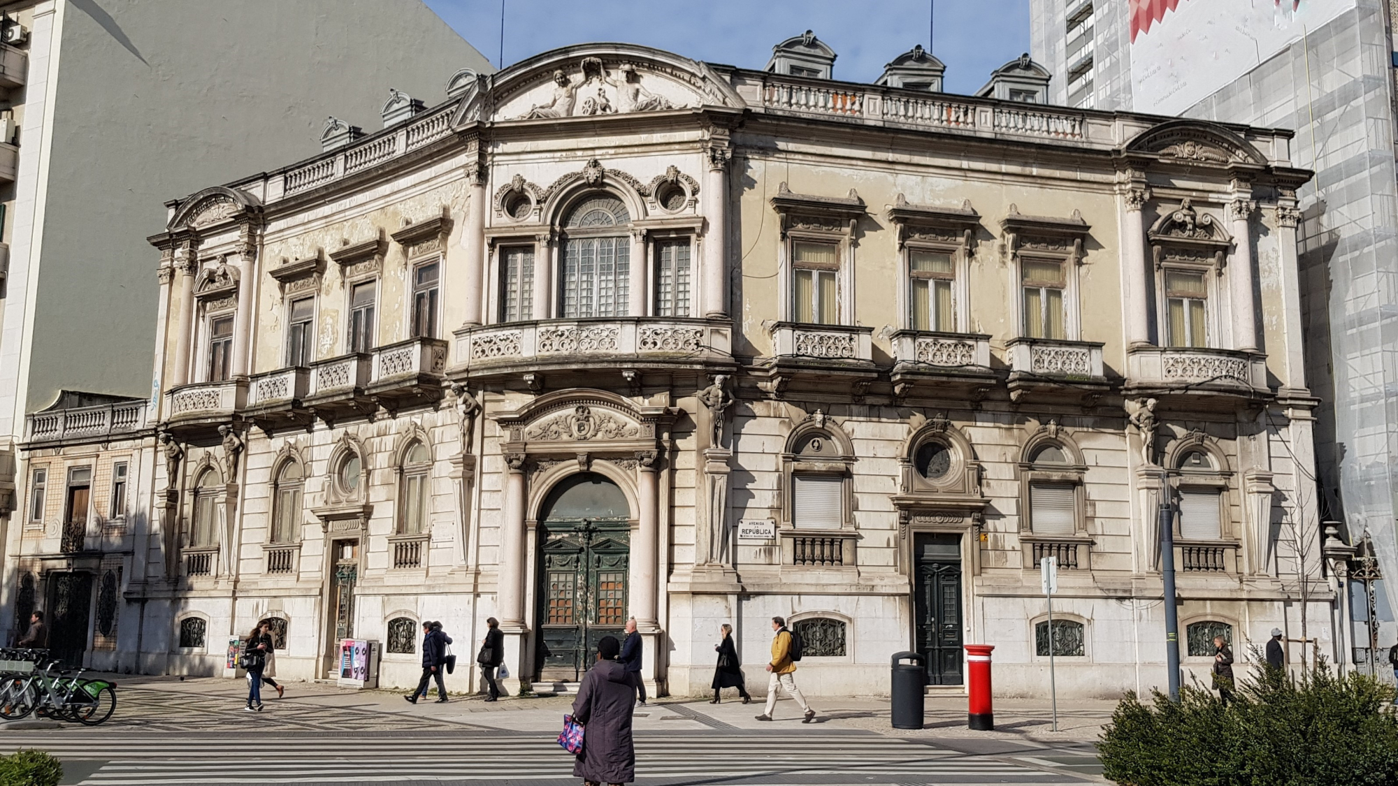 As fotos do palácio abandonado no Saldanha que ainda guarda memórias das candidaturas de Soares e Sousa Cintra