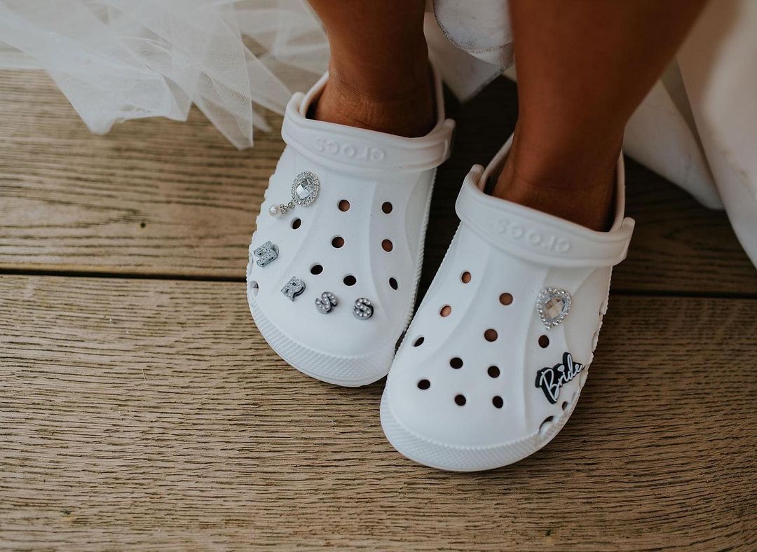 Página de noivas no Facebook pergunta “Crocs no casamento? Sim ou não?” – e o debate ficou intenso