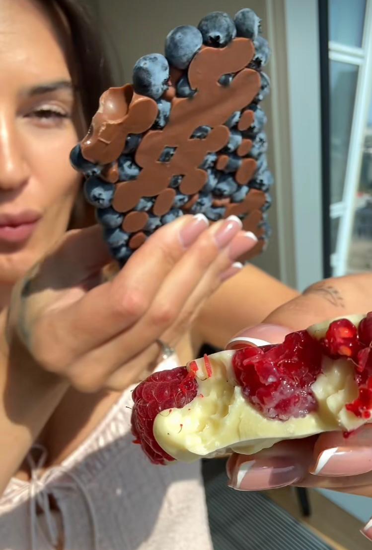 Tabletes de chocolate e fruta congelada são o novo doce viral do TikTok. Espreite a receita e veja como fazer