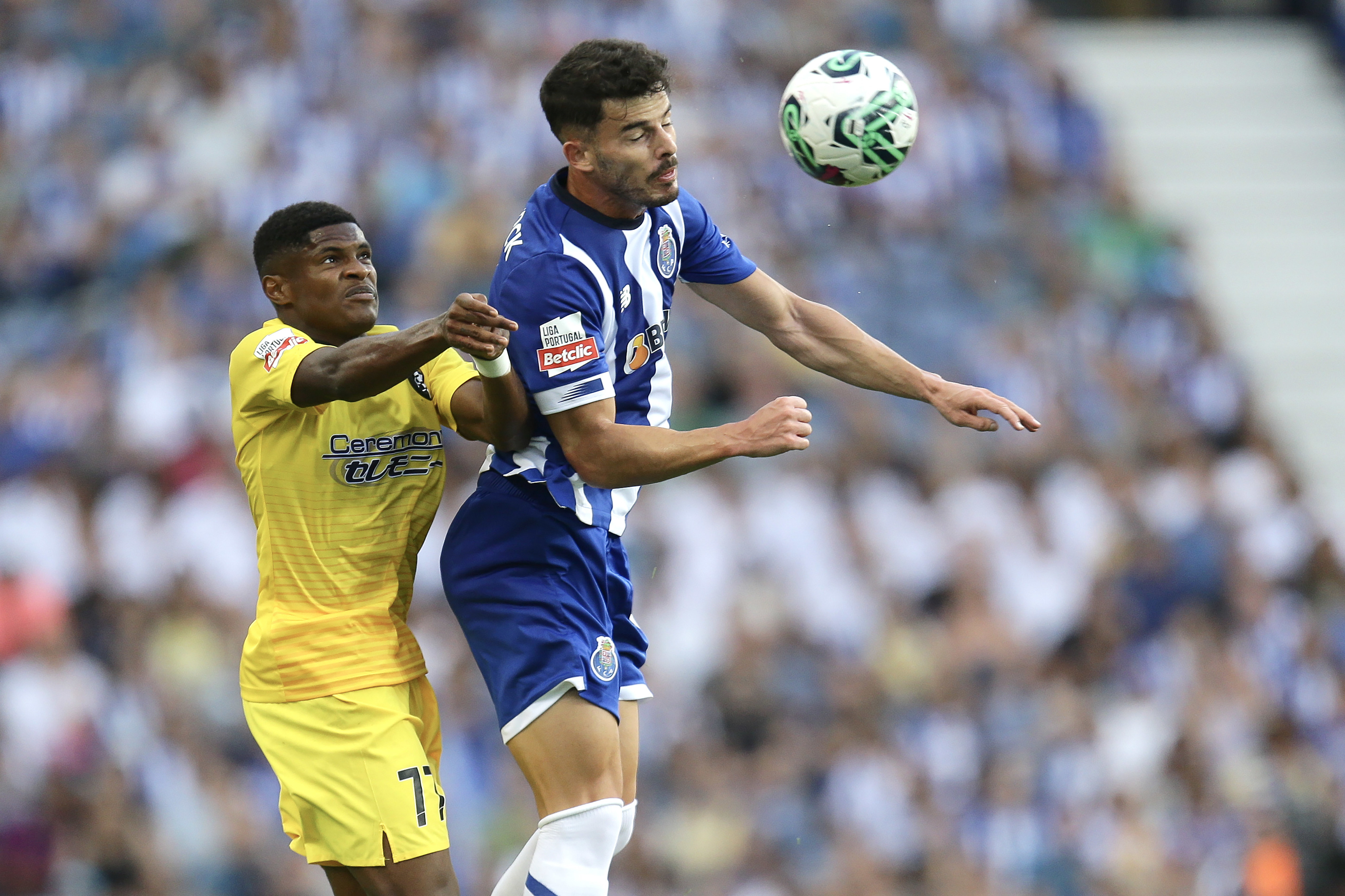 Fora de jogo por 9cm em que o frame utilizado a bola já saiu dos pés do  nosso jogador! : r/fcporto