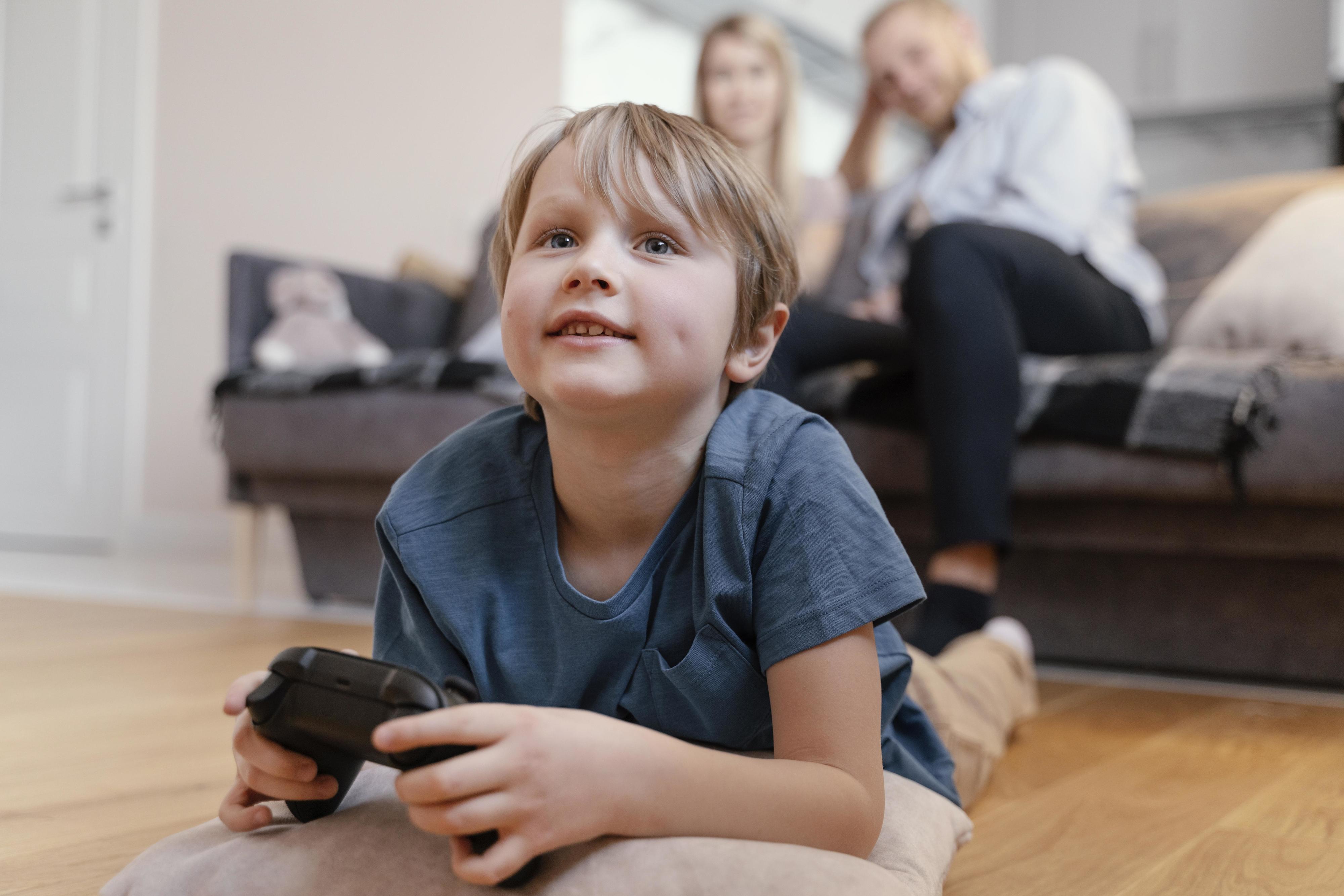 Padre DJ está viral outra vez. Veja o vídeo do pároco a dançar com acólitos na sacristia