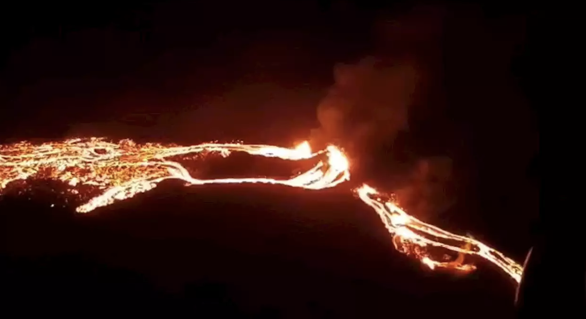 Vulcão entra em erupção a 45 quilómetros da capital da Islândia. Veja as imagens