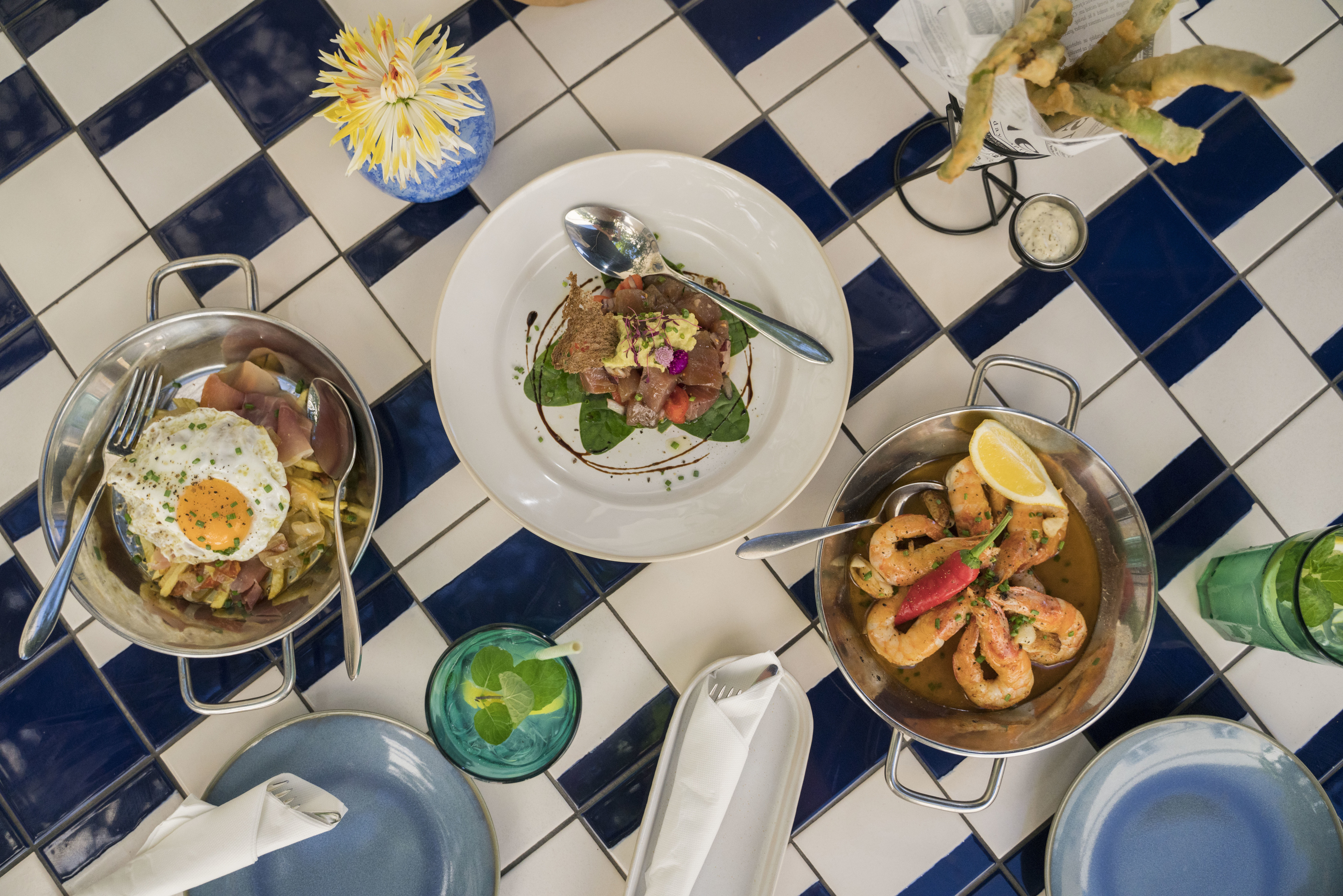 Brotéria Café. O espaço onde pode almoçar ou beber um copo num pátio romântico