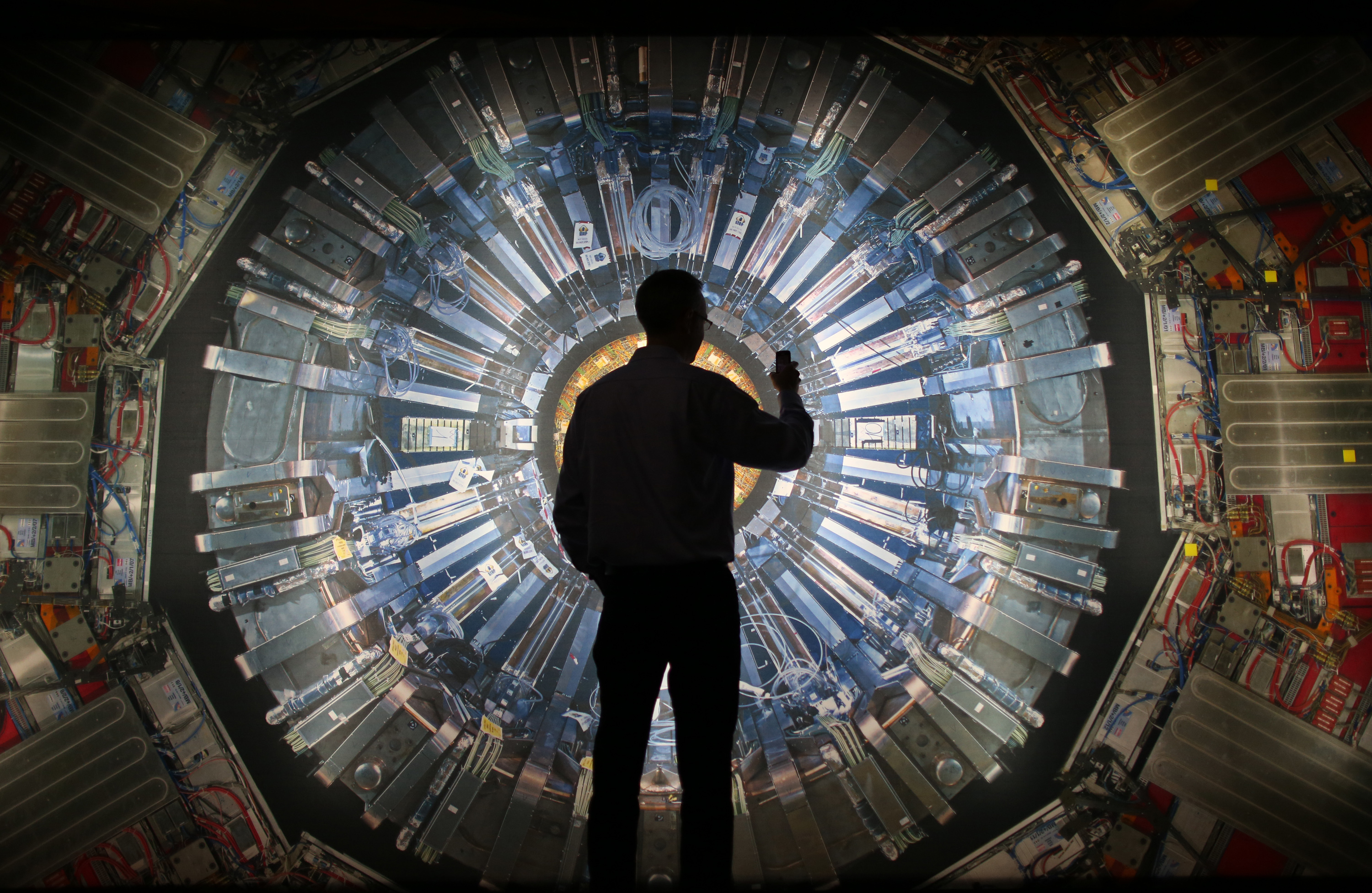 Os mistérios do Universo e as experiências da física no CERN