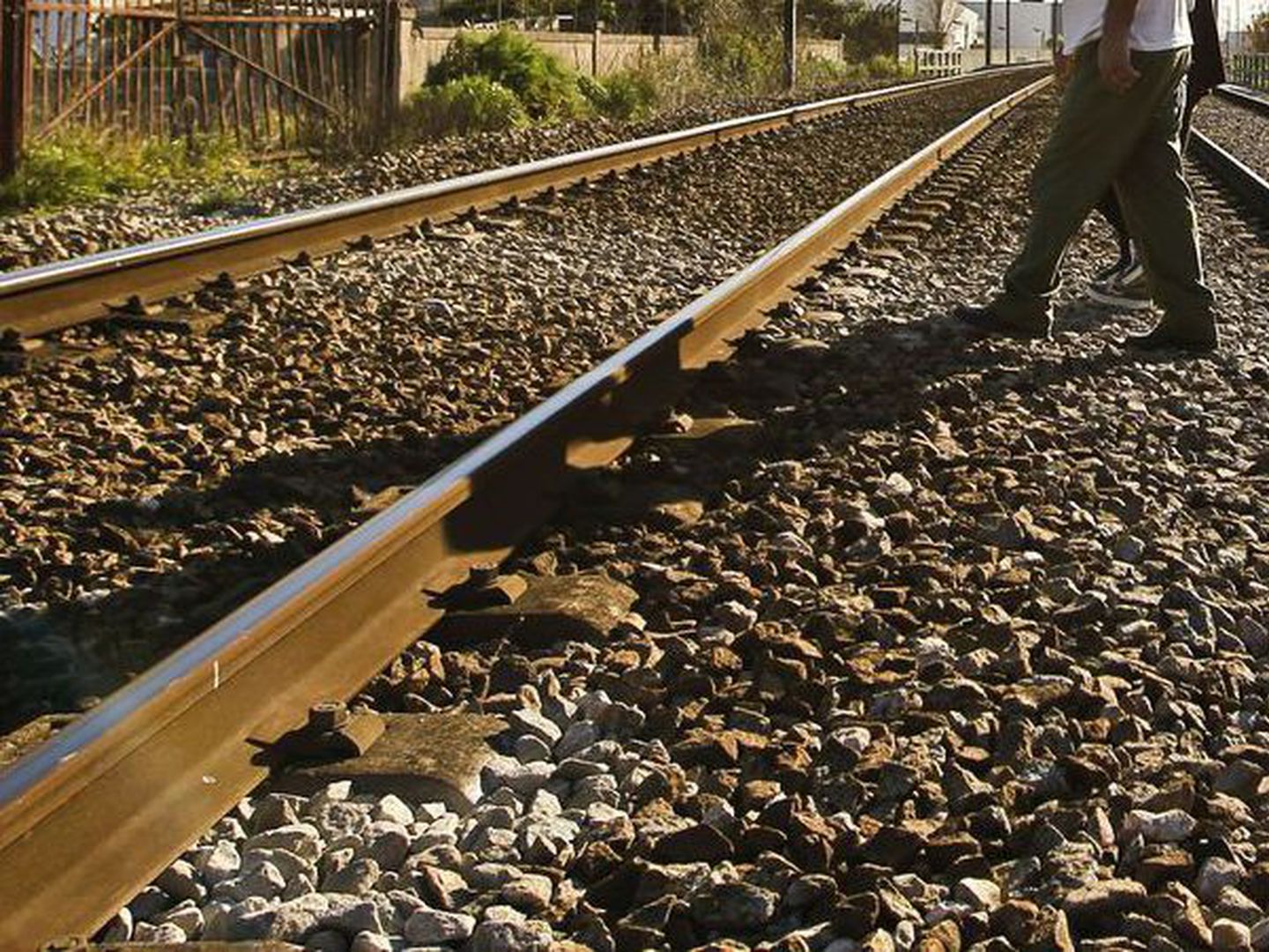 Acidente entre carro e comboio provoca uma morte em passagem de nível em Alverca