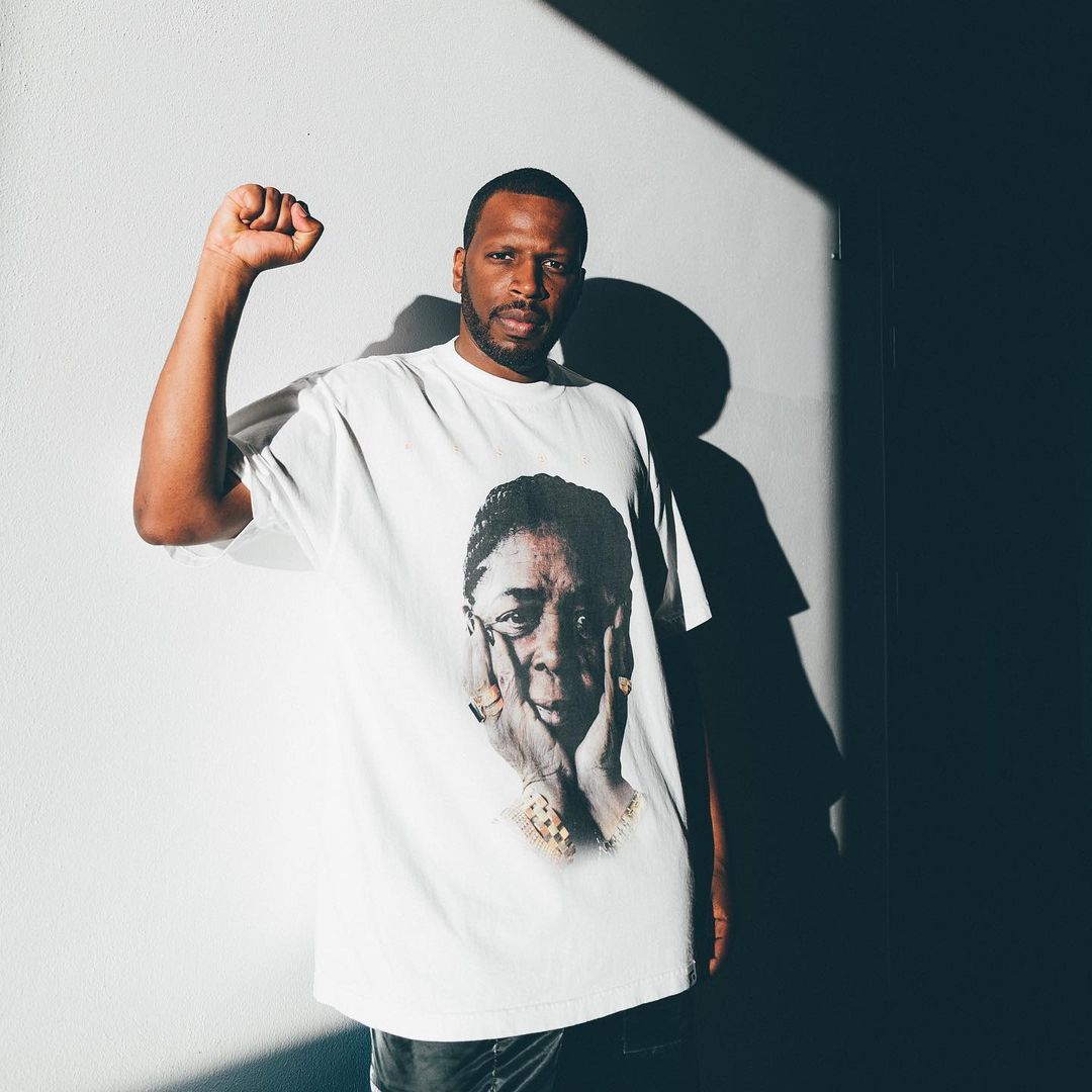 Dino D’Santiago estreia-se no mundo da literatura com “Cicatrizes”. Saiba tudo sobre esta obra intimista