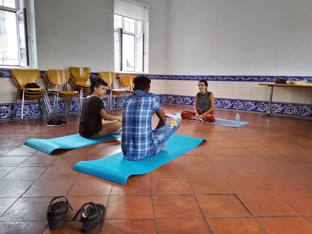 Inês juntou duas paixões — o ioga e o voluntariado — e agora dá aulas a refugiados