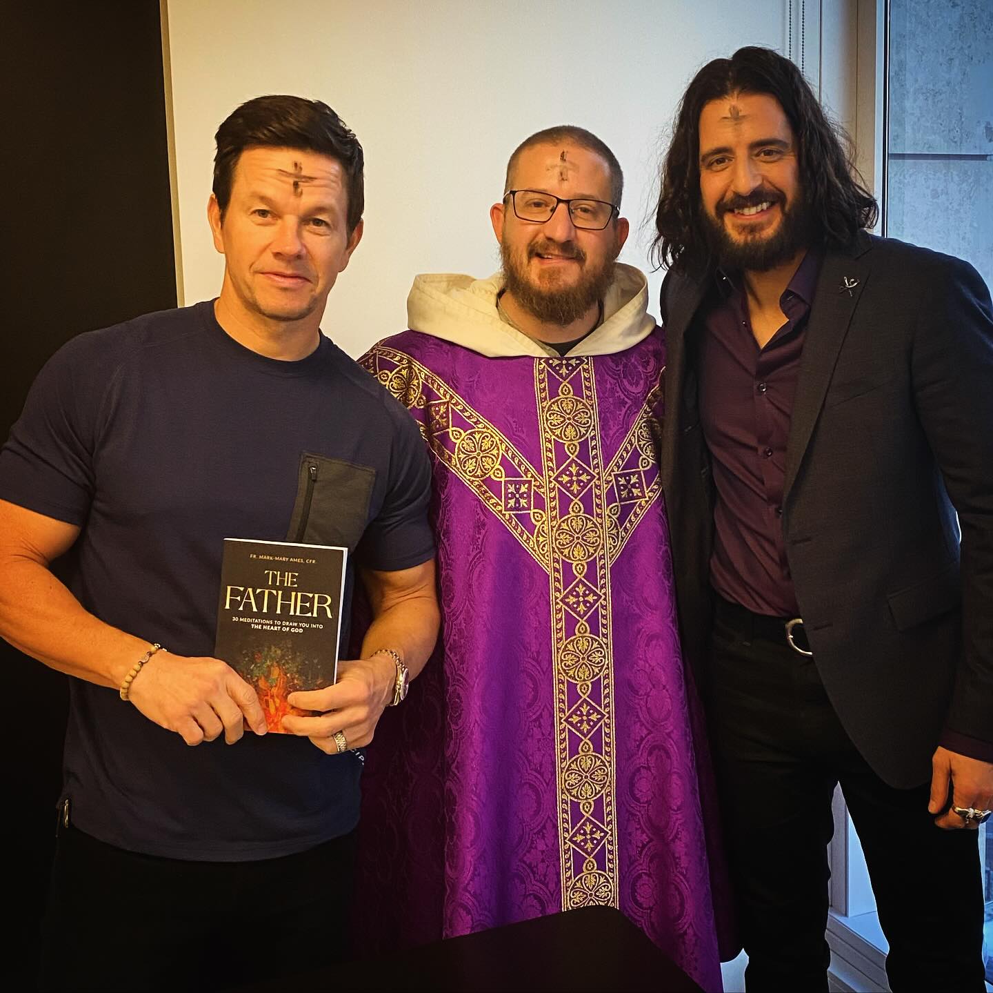 Hallow. O que é esta aplicação católica que tem Mark Wahlberg a rezar e um anúncio na Super Bowl?