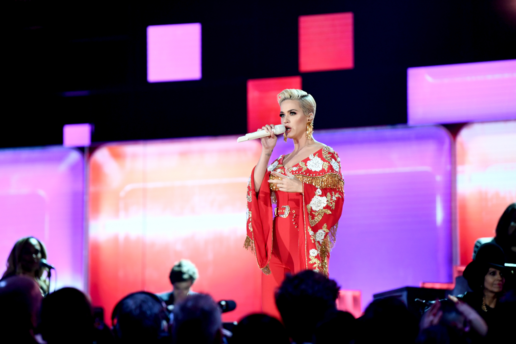 Katy Perry mudou de look e o novo cabelo é mais clássico e o preferido dos fãs