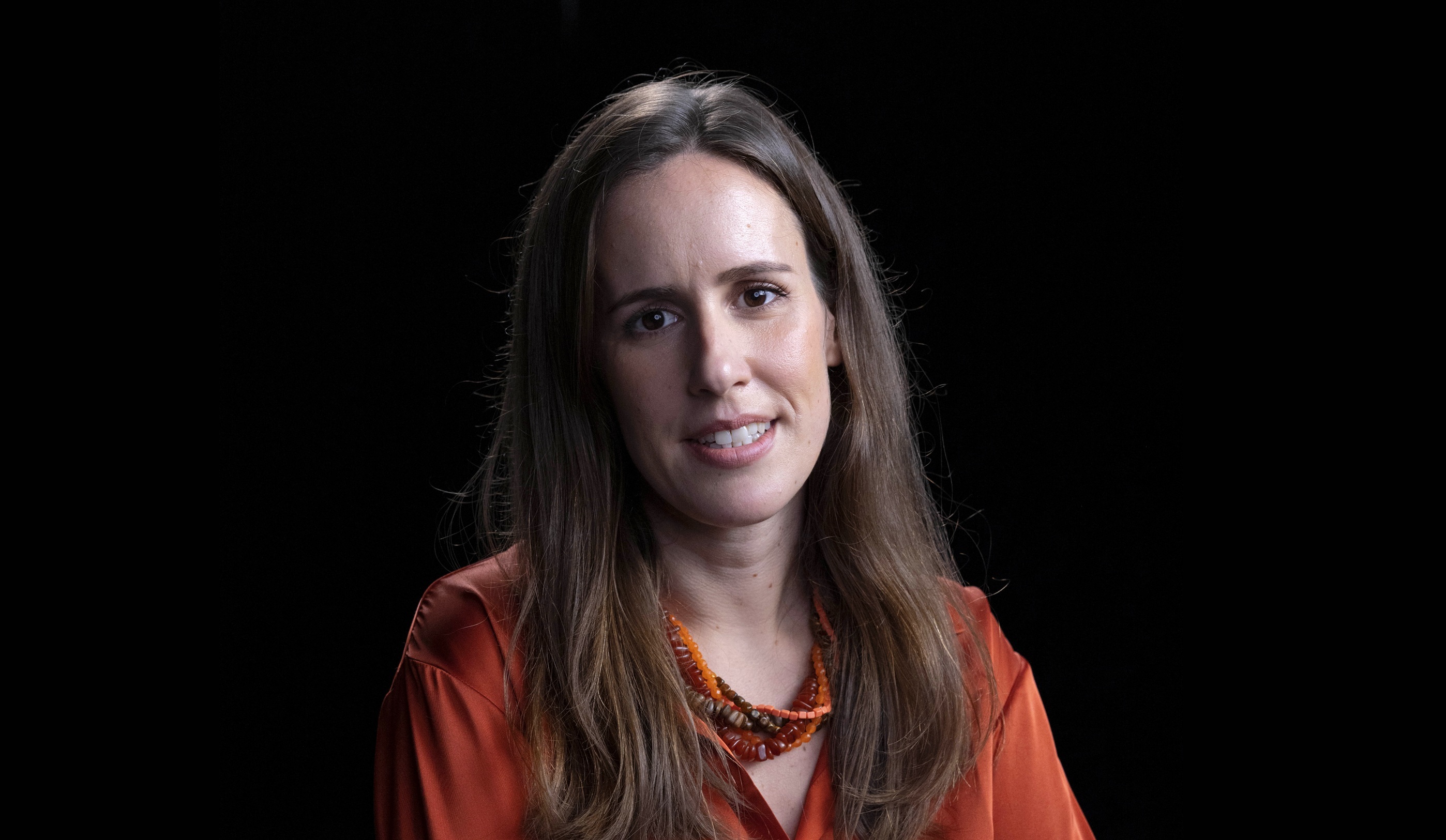 A canção “Messy” não lhe sai da cabeça? Conheça Lola Young, a artista sensação do momento