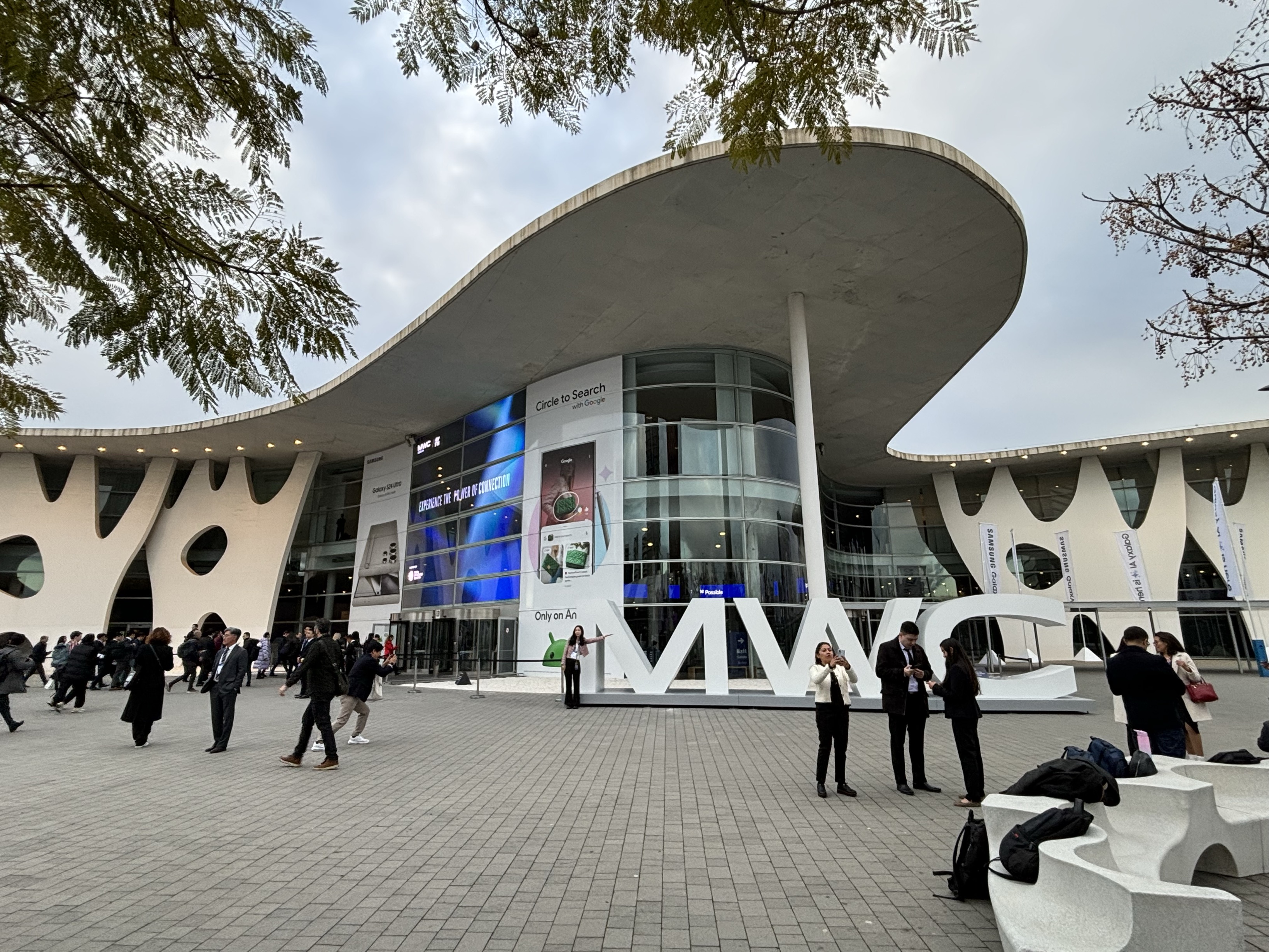MWC 2024: Ecrãs transparentes, dobráveis e enroláveis, 5G, AI e muita tecnologia na feira de Barcelona