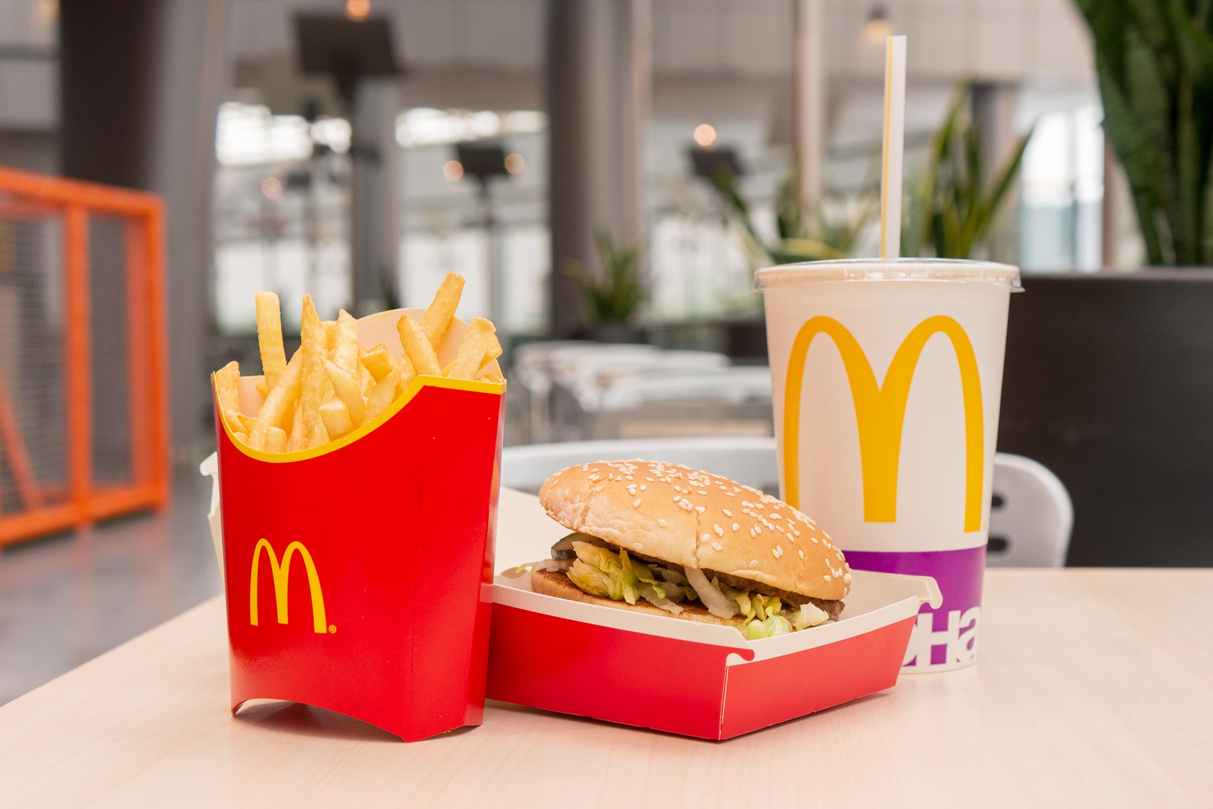 Não vai acreditar em quantas calorias têm os hambúrgueres, as batatas e os gelados do McDonald’s. Veja a lista