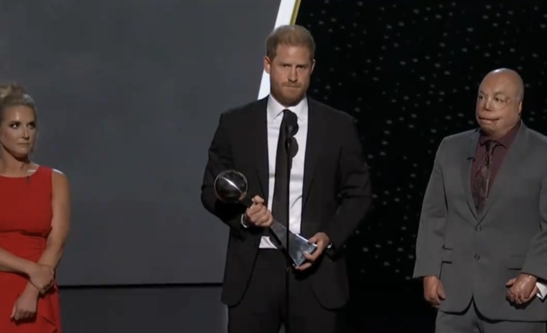 Harry recebe prémio para o qual não o queriam e homenageia Lady Di. “A ligação entre mãe e filho é eterna”