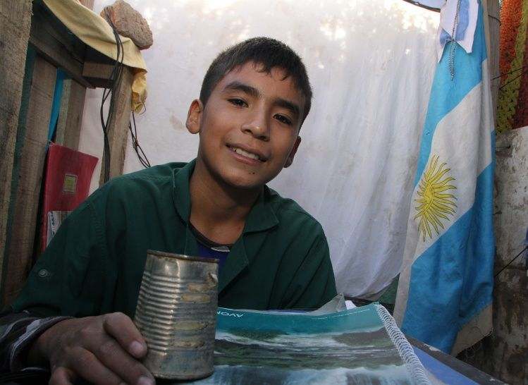 Menino de 12 anos construiu uma escola no quintal da avó para dar aulas a pessoas carenciadas