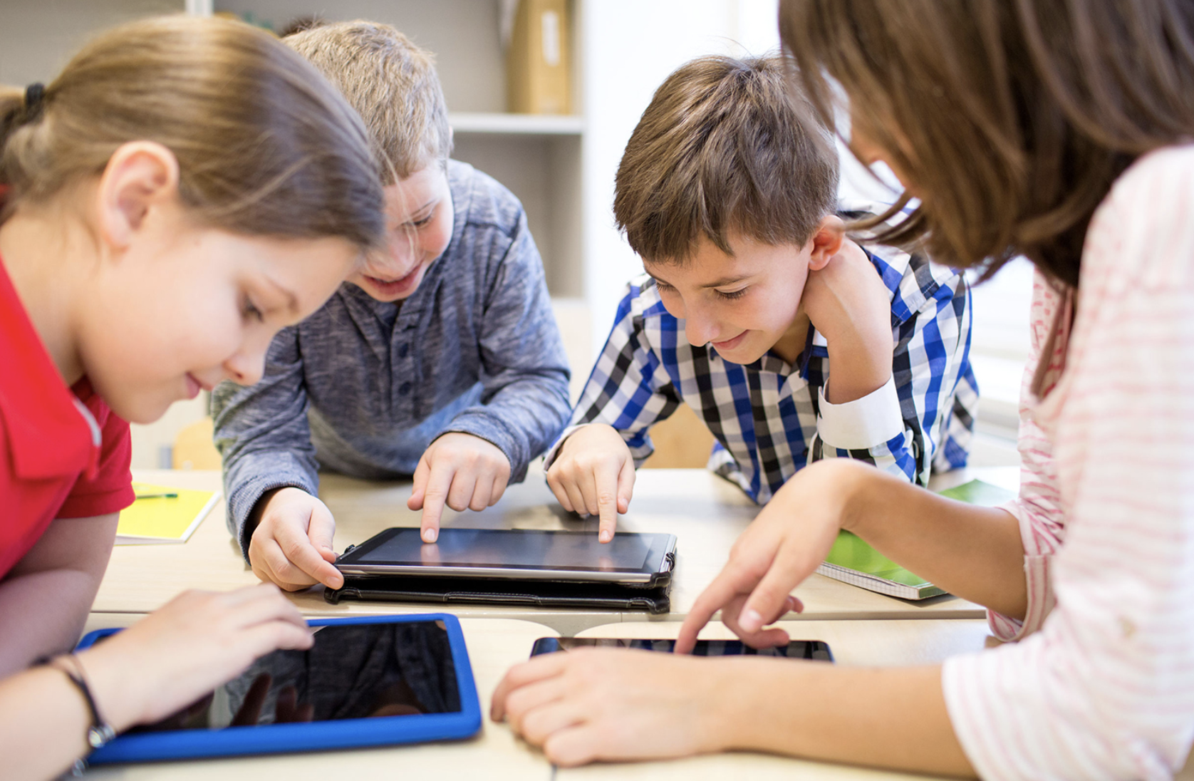 Menos manuais digitais e regresso aos livros em papel. Suécia vai dar um passo atrás no sistema educativo