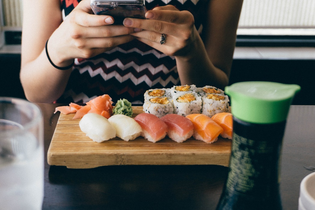 Novidades sobre sushi. Há brunches, pauzinhos instagramáveis e entregas a 1€