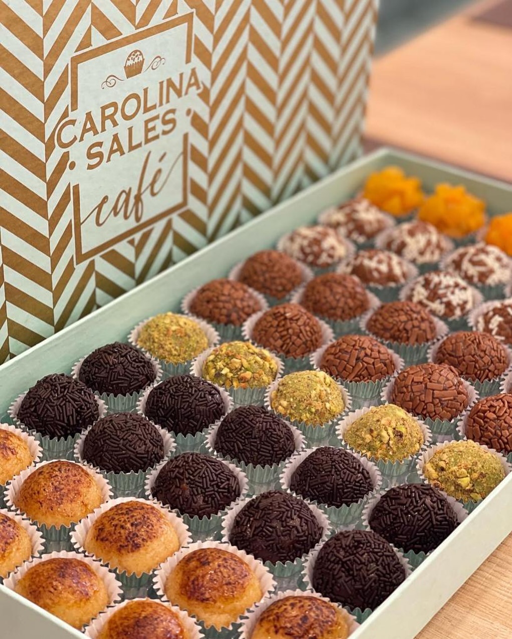 Há um novo café com doçuras irresistíveis como brigadeiros, açaí e panquecas no Estoril (e brunch)