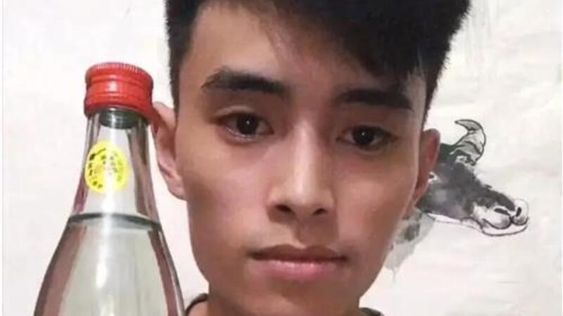 Influenciador chinês morre em direto após beber 1 litro de bebida alcoólica em 20 segundos