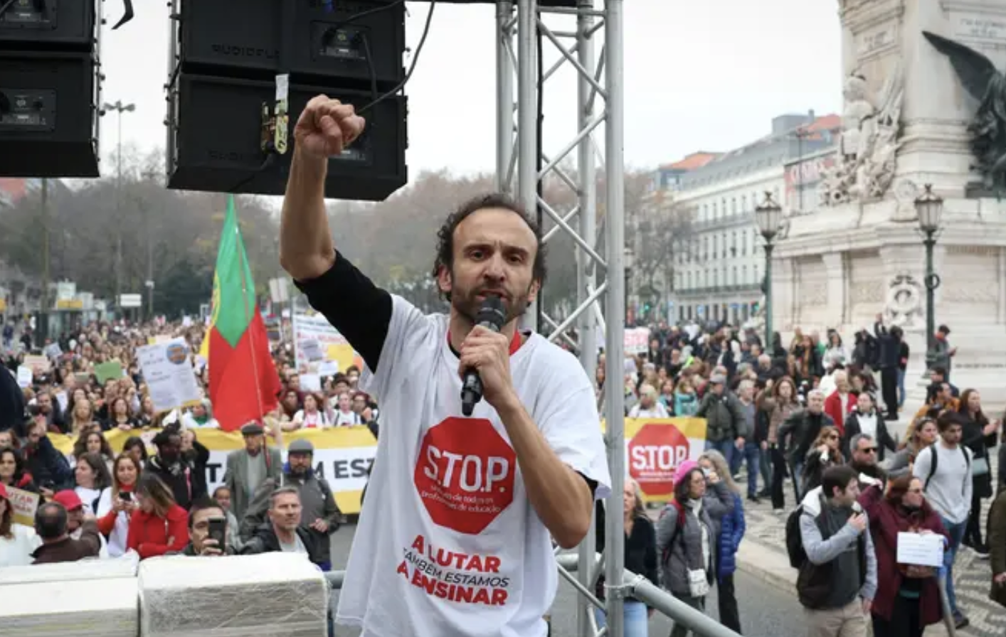 Professores marcam 3 dias de greve entre os feriados de 25 de abril e 1 de maio. E querem encerrar escolas