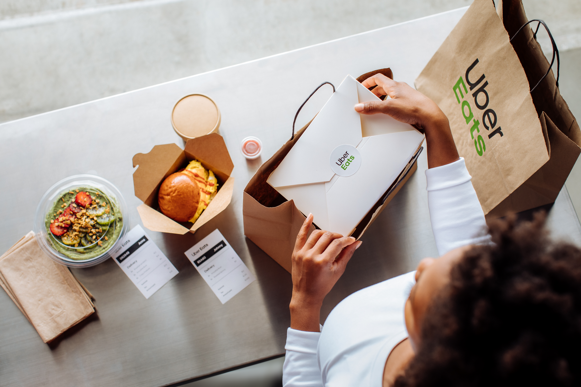 Uber Eats faz 4 anos, mas a prenda é para si. Há restaurantes com descontos até 60%
