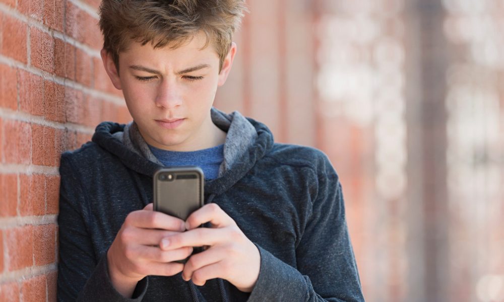 Pai inventa app que obriga crianças a retribuir chamada