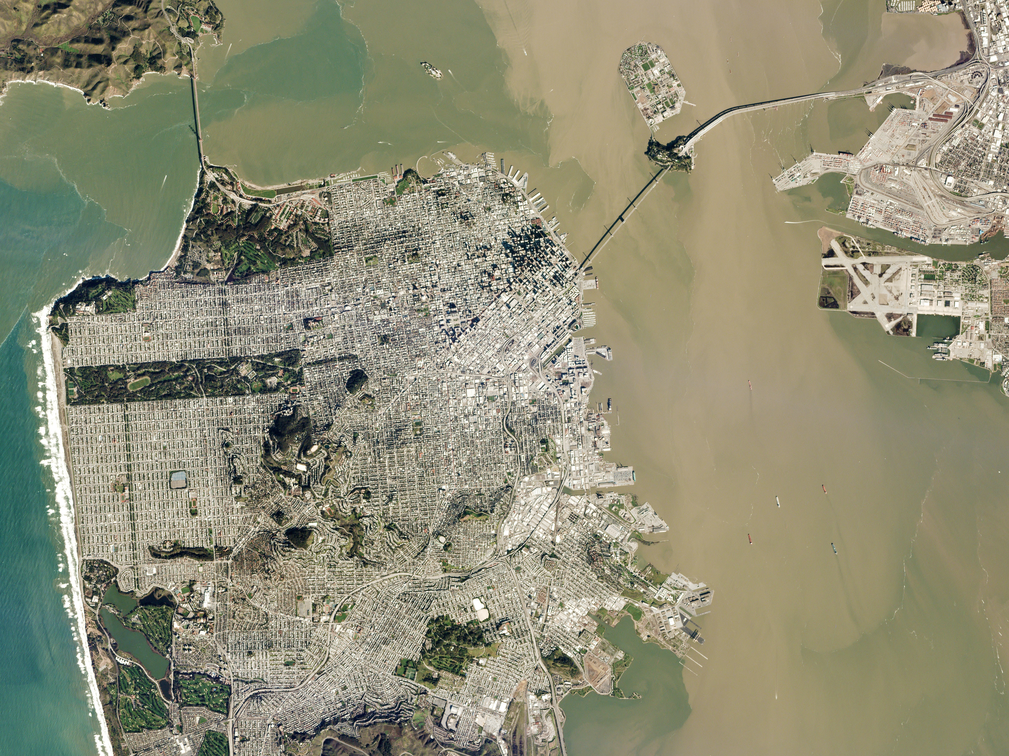 Estes brownies têm 5 ingredientes e são a companhia perfeita para este domingo confinado