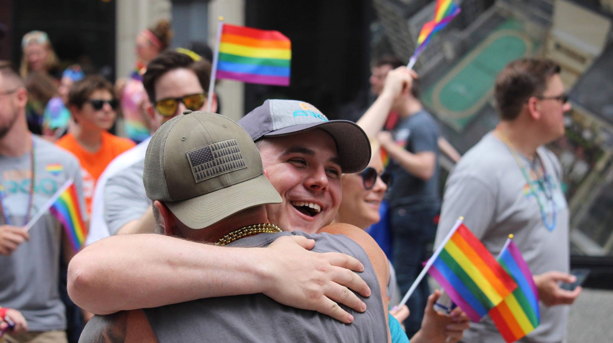 Homem deu abraços grátis durante uma marcha de orgulho gay  — e as fotografias tornaram-se virais
