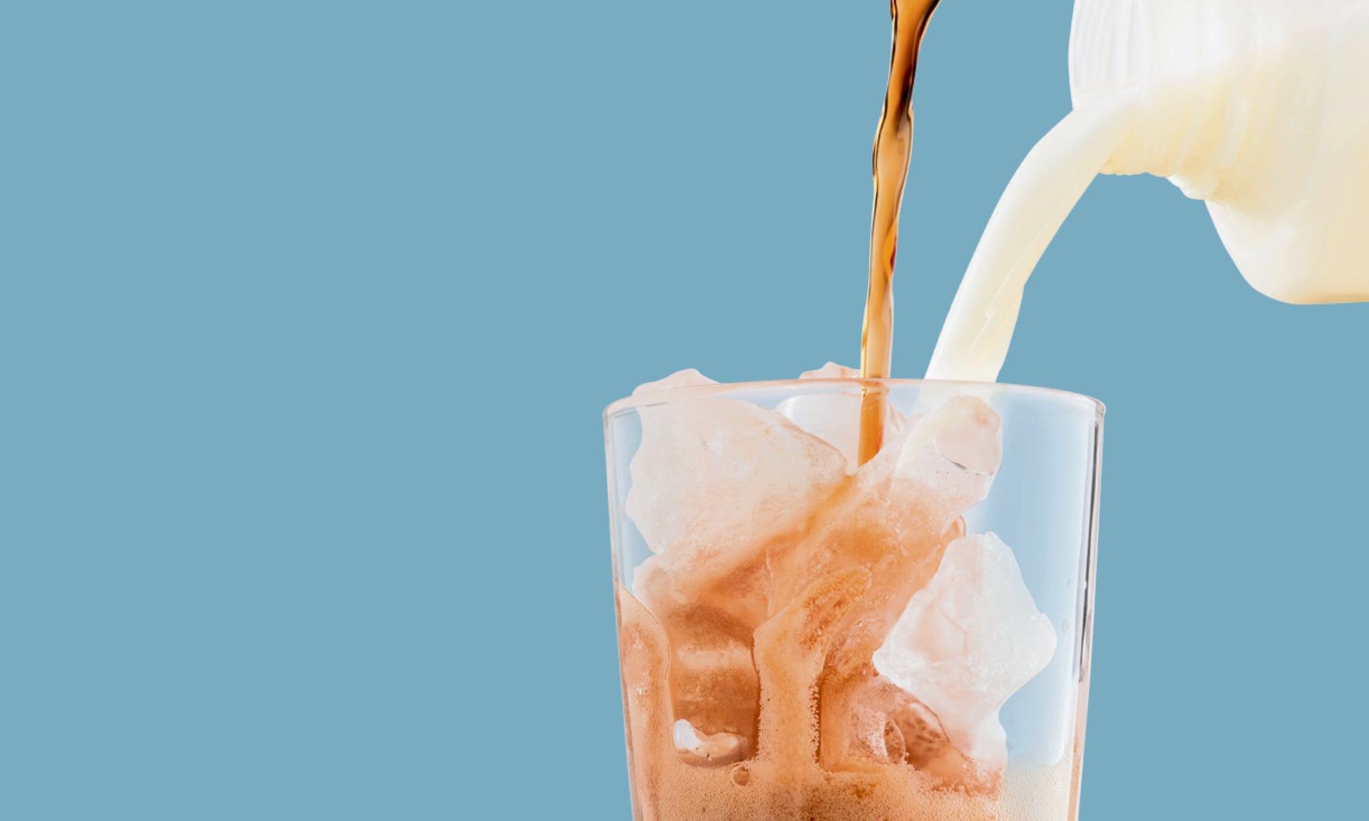 Há pessoas a beber Coca-Cola com leite e a internet já reagiu