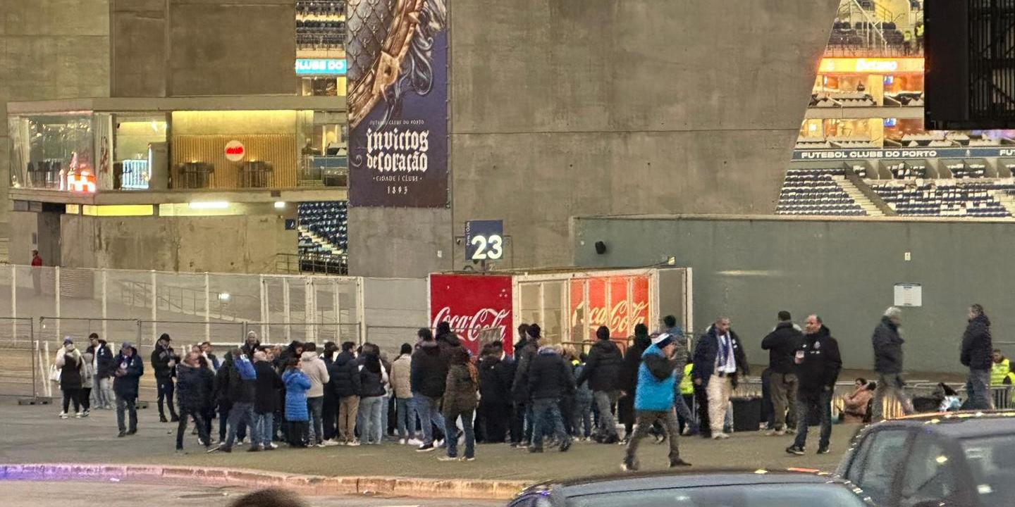 Reportagem: Em momentos que contrastam, adeptos aquecem os ânimos antes do FC Porto-Sporting