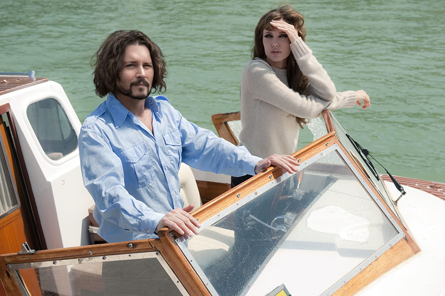 John Deep terá traído a ex-mulher com Angelina Jolie, revela a “Star”. Terá sido esta a causa do divórcio