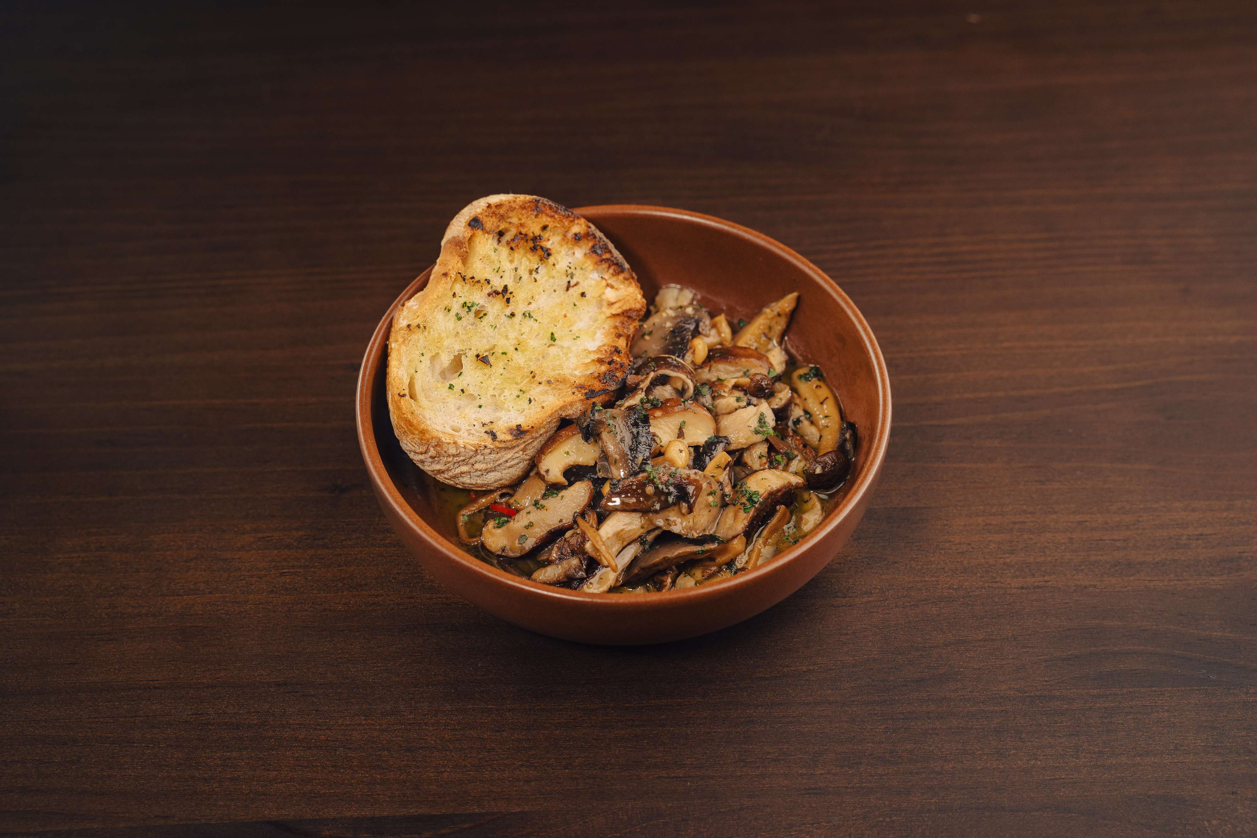 Já chegou a Sintra o irmão do Mister Tapas, com direito a cogumelos na brasa e carne em panos queimados