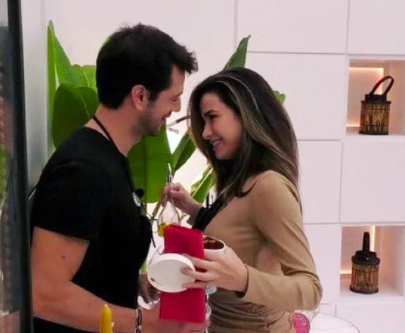 Jantar romântico entre Bernardo e Bruna termina em declarações, dança romântica e… quase beijo!