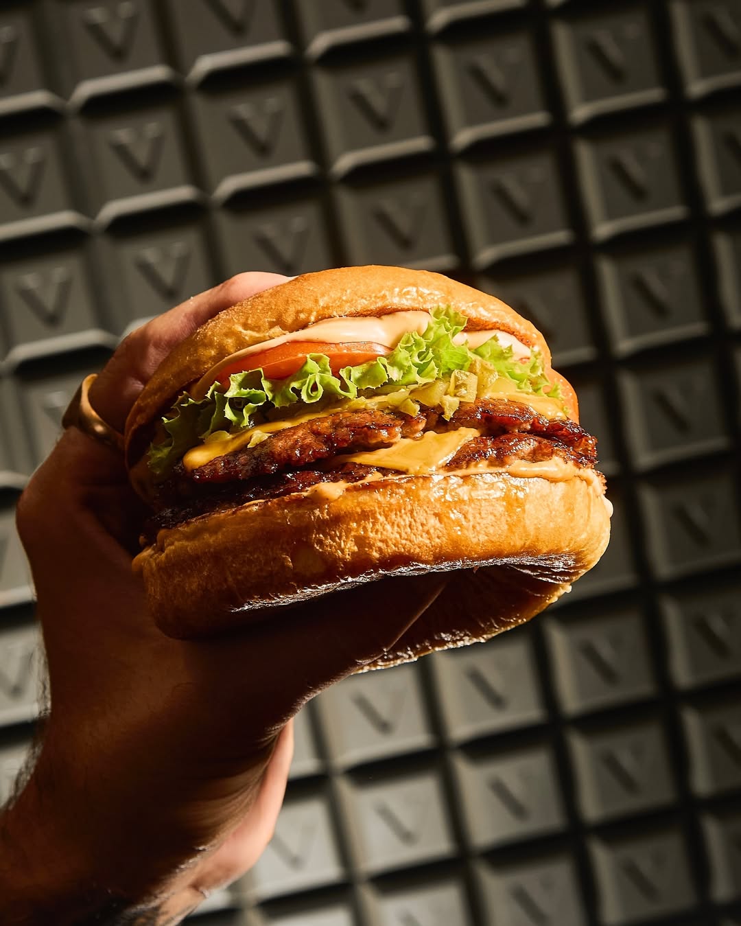 Os hambúrgueres que causaram furor em Espanha chegaram a Lisboa. Saiba como os pode provar