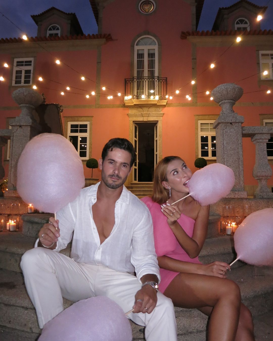 Explorerssaurus celebram 1 ano de casamento com cinema ao ar livre, sushi e algodão doce (FOTOS)