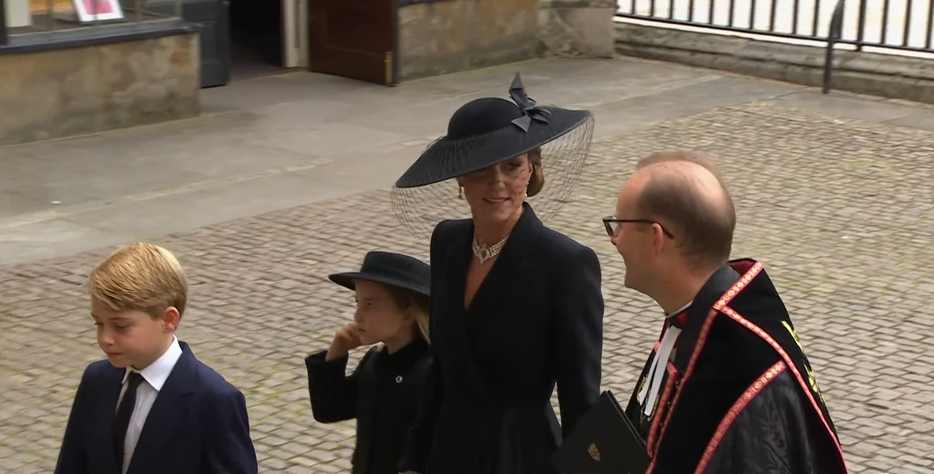 George e Charlotte despedem-se da bisavó. Veja a chegada dos príncipes