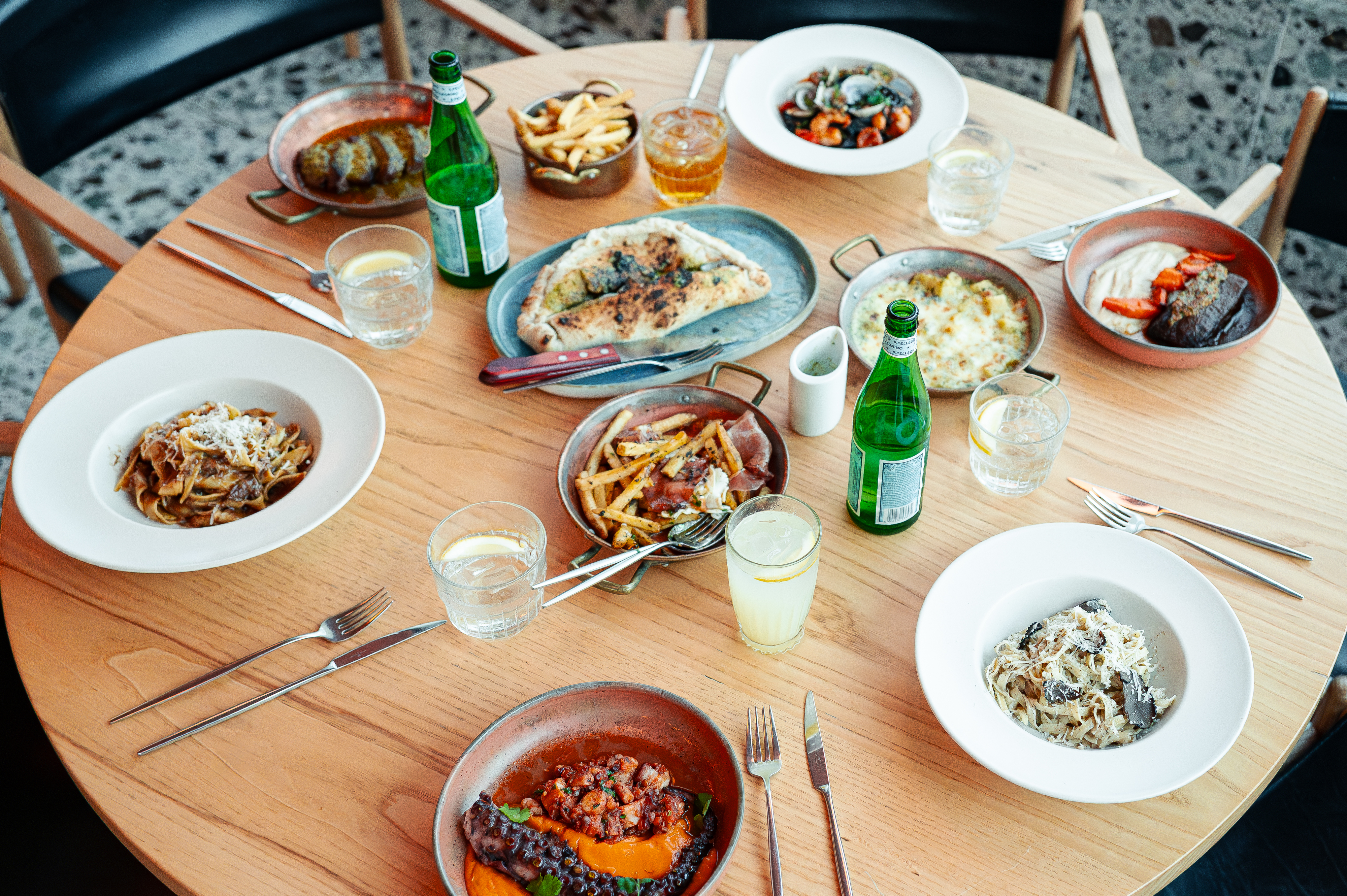 Madrasta. Menus a 19€, novos pratos e a mesma vista deslumbrante para o mar. Espreite as novidades