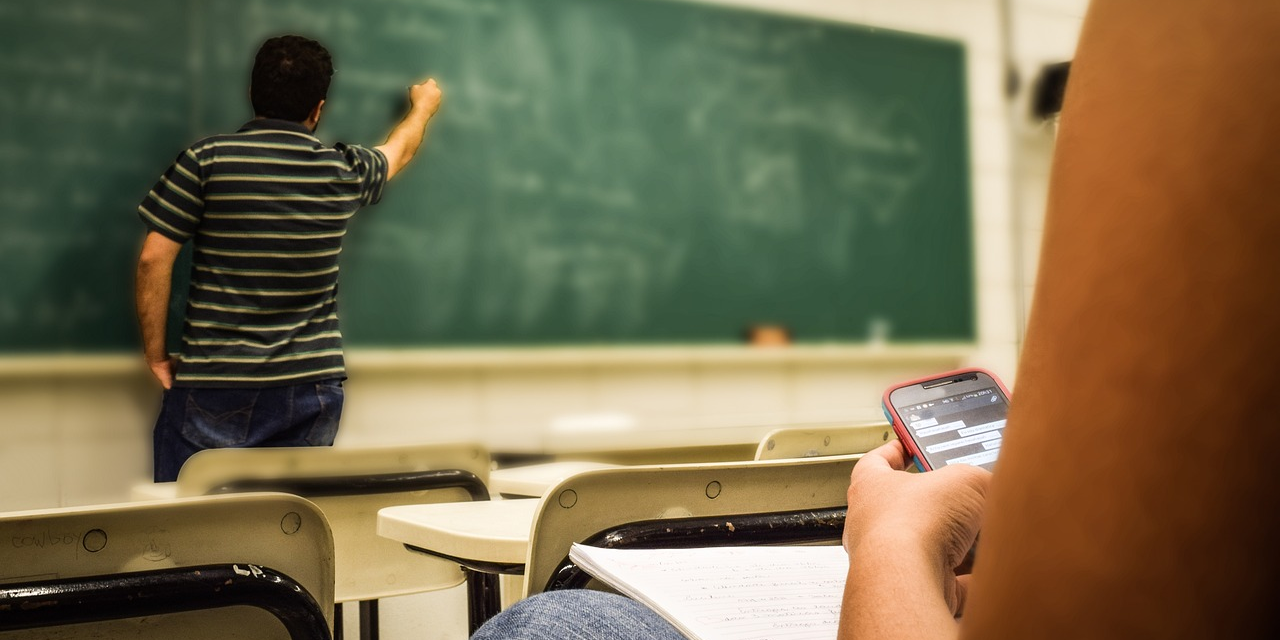 PS e PSD dizem não à proposta de proibição do uso de telemóveis na escola