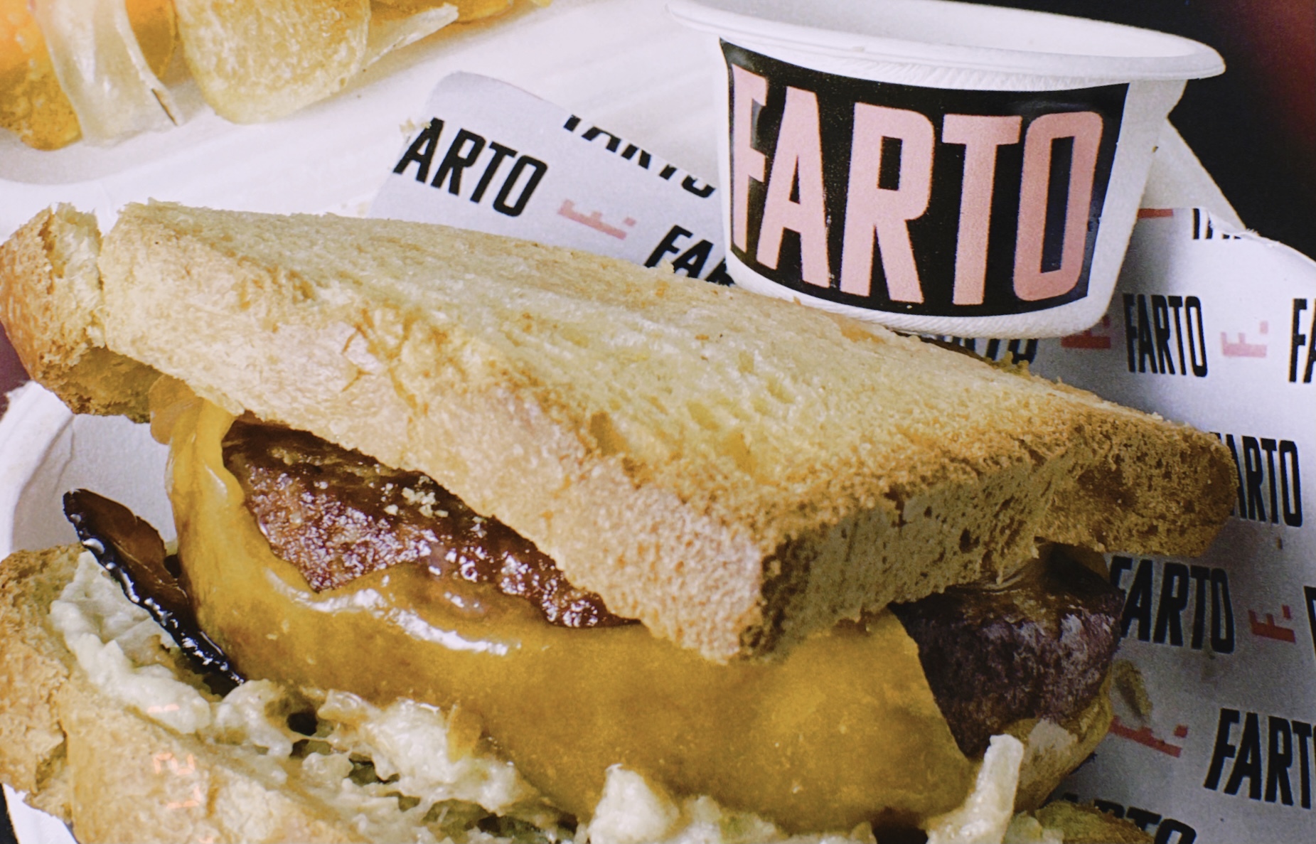 Fast food com pastéis de frango de churrasco e bifanas de secretos: só mesmo em Portugal