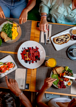 Novas poke bowls e cheesecake ao estilo de Nova Iorque. A nova carta de verão do Local – Your Healthy Kitchen já nos conquistou