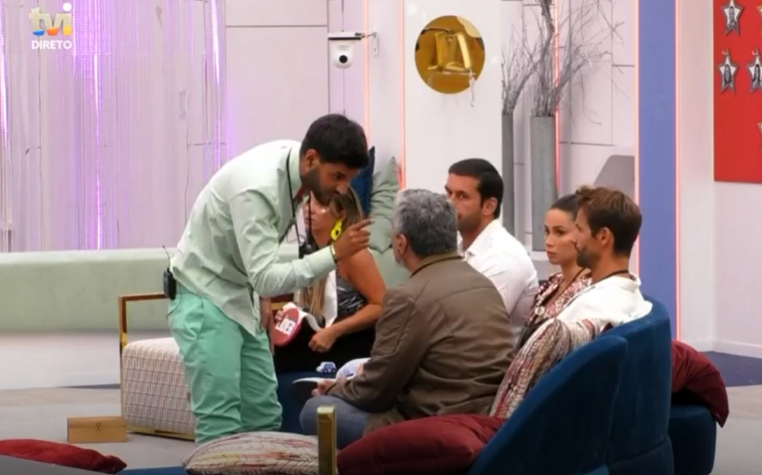 Gonçalo Quinaz e Nuno Homem de Sá insultam-se, confrontam-se e quase chegam a vias de facto