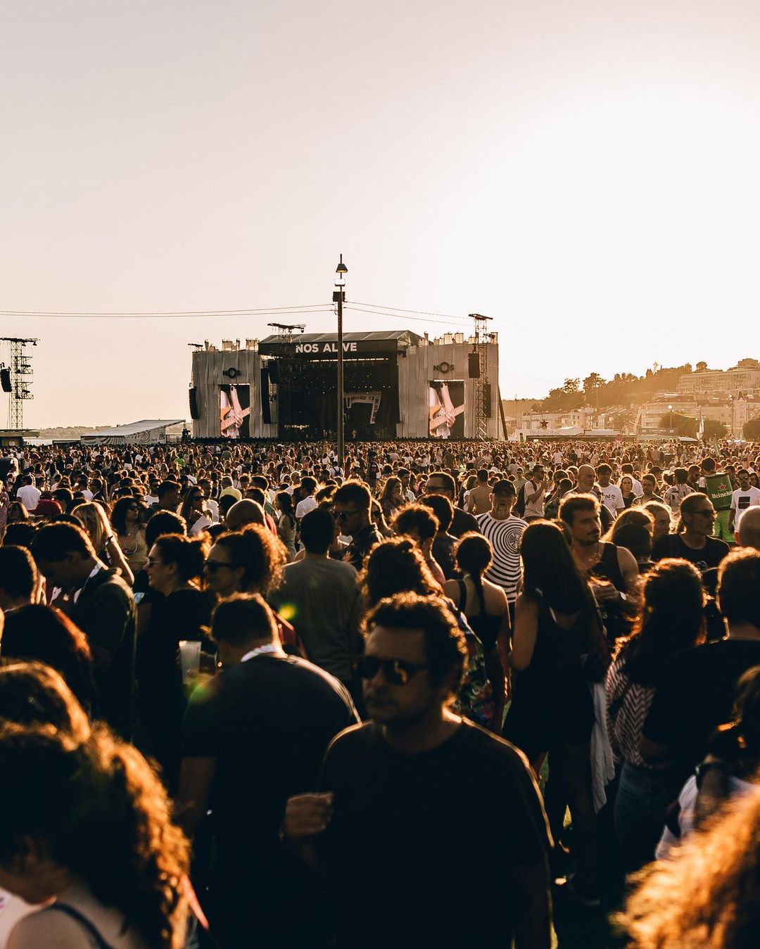 Vai poder ir ao NOS Alive sem sair do sofá. RTP vai transmitir concertos do festival (e já há horários)