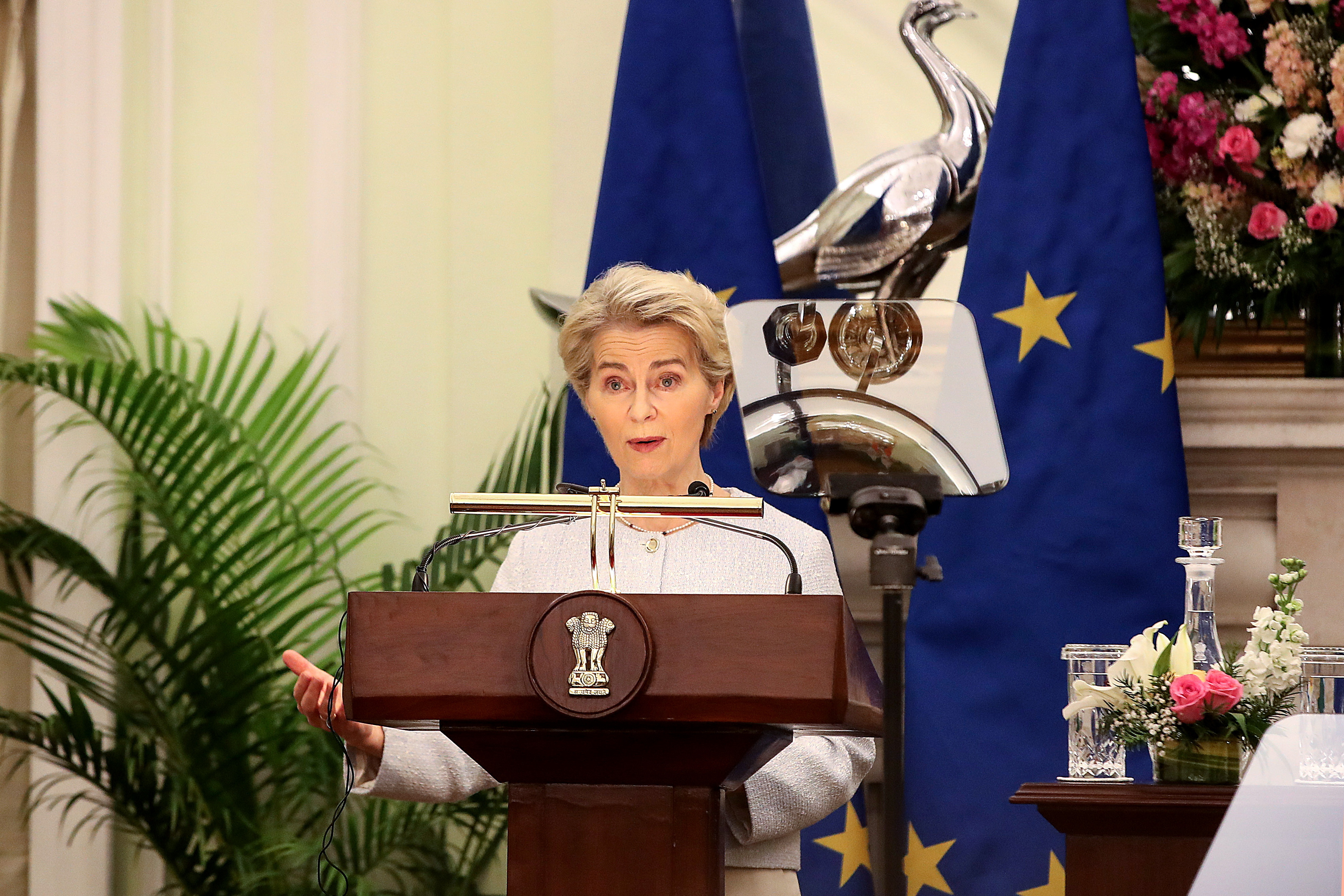 Von der Leyen promete trabalhar com Zelensky para "paz justa e duradoura"