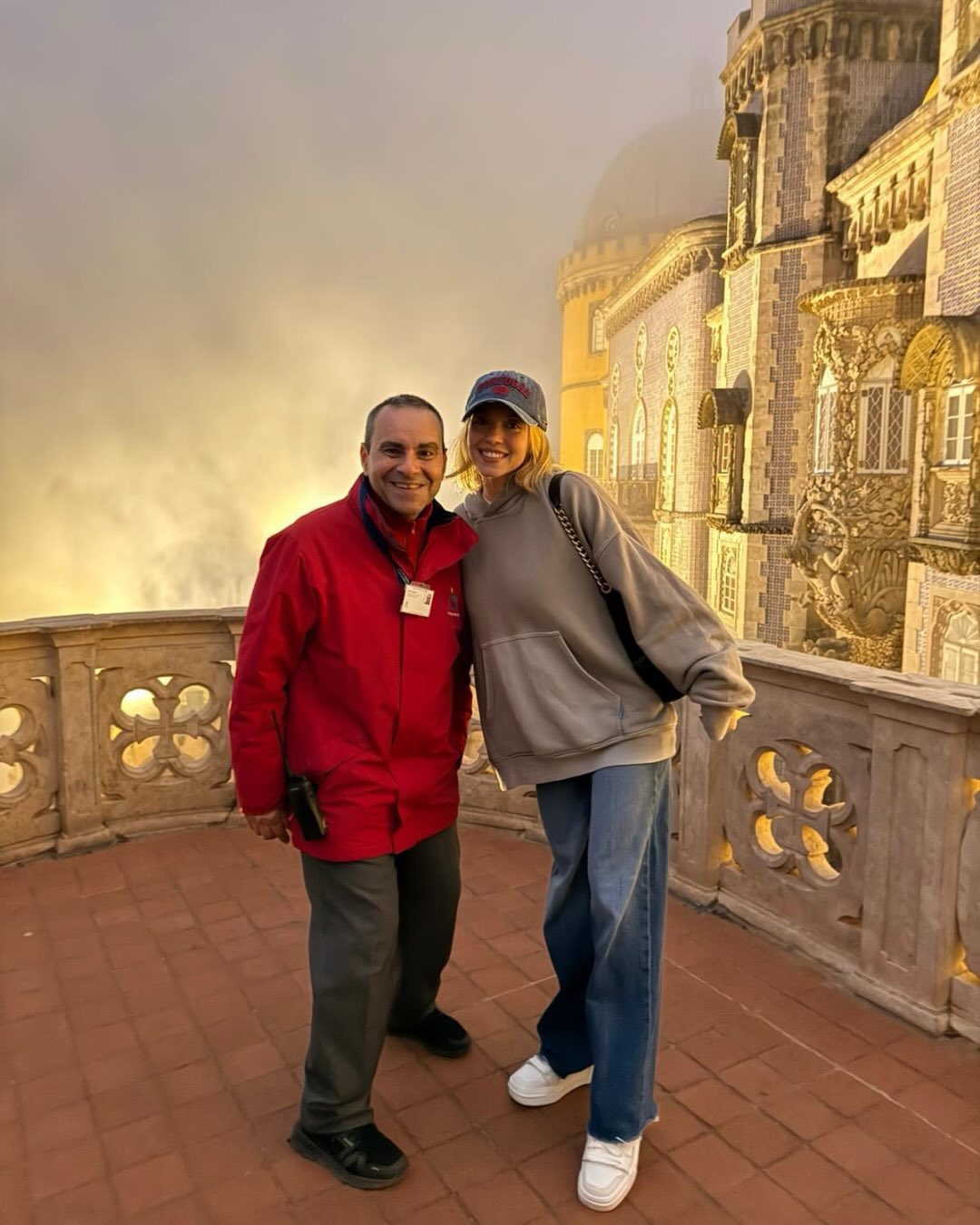 Depois de Alvalade, Sydney Sweeney rumou até Sintra. Veja as fotos da atriz no Palácio Nacional da Pena