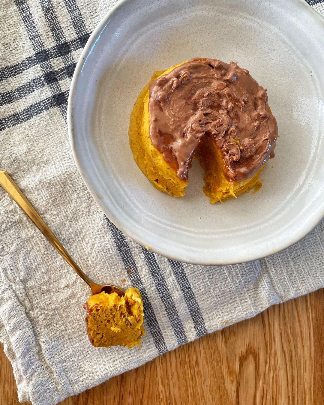 Ainda não gastou as abóboras do Halloween? Experimente fazer este bolo húmido