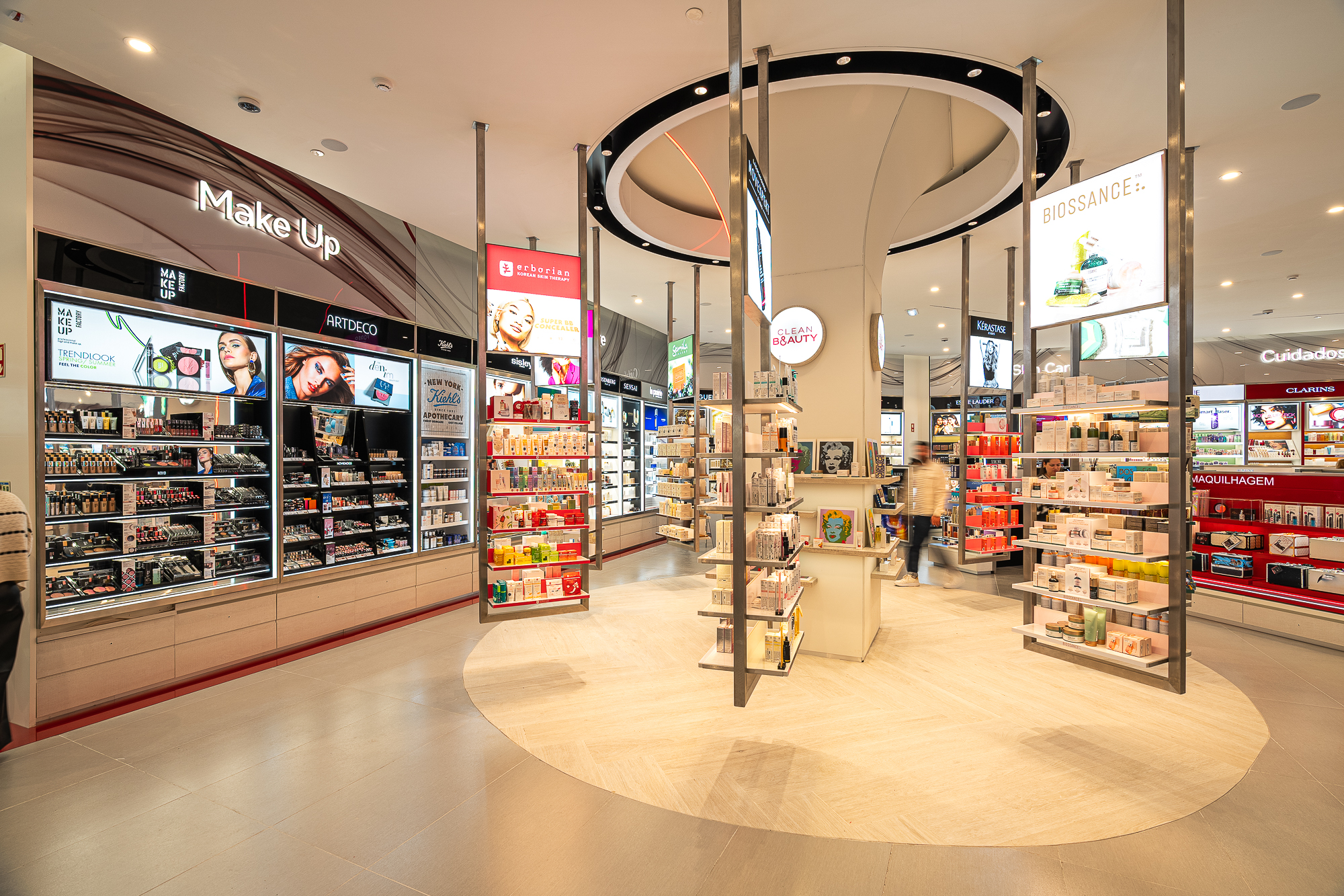 Fomos espreitar a renovada Perfumes & Companhia de Cascais e sentimos que estávamos prestes a apanhar um avião