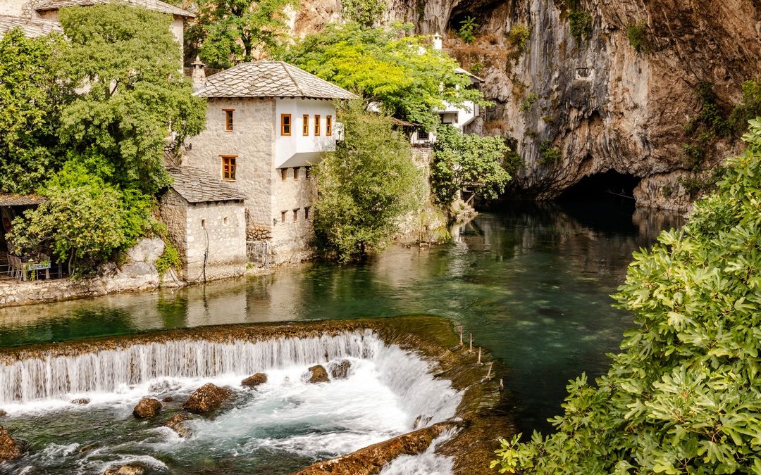 Blagaj. Saiba onde fica este sítio mágico, que parece saído de um filme (e como pode lá chegar)