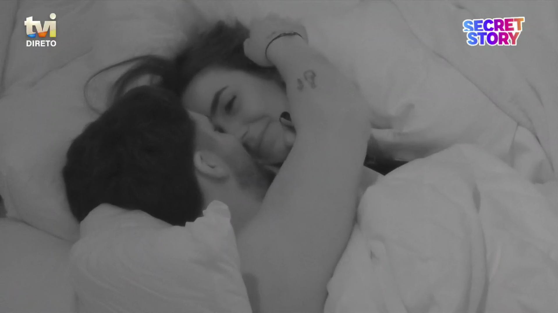 “Secret Story 10”. Hugo beija Sara debaixo dos lençóis e é confrontado. “Não disse que tinha namorada?”